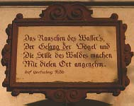 Inschrift über dem Torbogen der Kirche!
